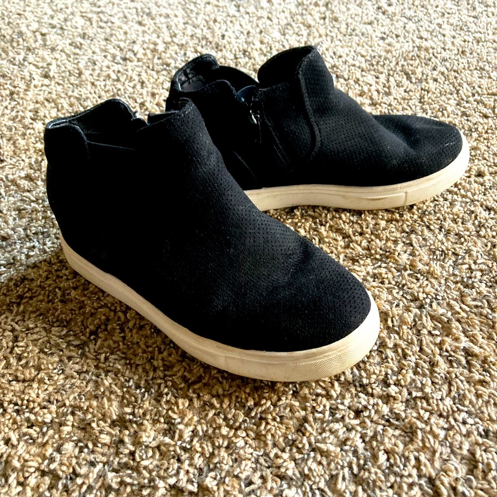 Side zip shoes